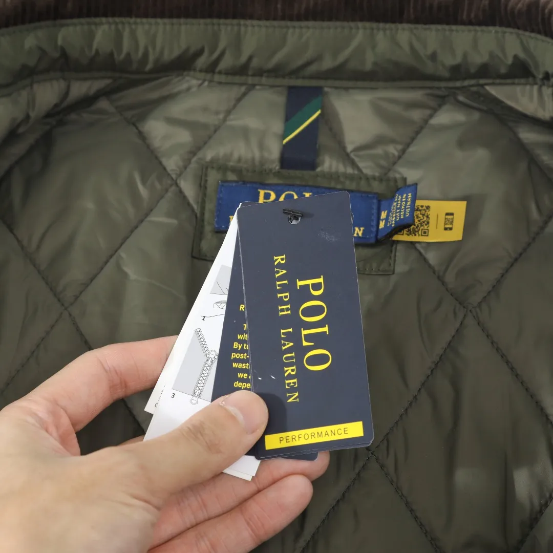 P370 #59 Ralph Lauren classic rhombus quilted cotton jacket for men and women. Inspired by retro workwear, it blends with contemporary British style. The imported machine-pressed rhombus quilting is accurately aligned, and the three-dimensional H-shaped tailoring is neat and slim. It is not bulky when layered in autumn and winter, and still maintains a light style.  Texture is reflected in the details: customized metal buckles, corduroy lapels, breathable eyelets under the arms, and slits on the hem, all replicating the brand's high-end genes. All excipients are standardized!  Five colors to choose from: black/khaki/brown/green/navy blue, easy to switch between commuting, leisure, and travel occasions. Function and appearance coexist: 37.5°C temperature control black technology, breathable and moisture-proof, anti-slip cotton patented fabric, temperature-locking, soft and waxy, durable and stylish. A retro warm-keeping item that can handle low temperatures calmly. The details are all made of craftsmanship, and the style has no limits. It has a classy look that will turn heads.  Color: Khaki Black Navy Green Brown Size: S M L
